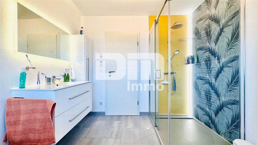 Umfangreich saniertes Einfamilienhaus mit großer Terrasse, Garage, Carport und Einliegerbereich - OG / DG Badezimmer / Wanne / Dusche